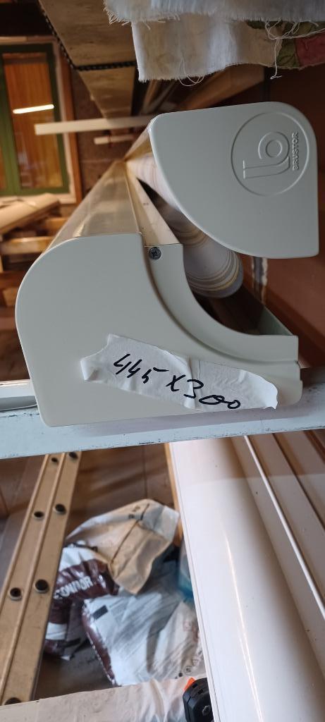 BRUSTOR cass.scherm.NIEUW DOEK SOMFY AFST.BEDIENING, Tuin en Terras, Zonneschermen, Ophalen, Elektrisch, Zo goed als nieuw, 250 cm tot 450 cm