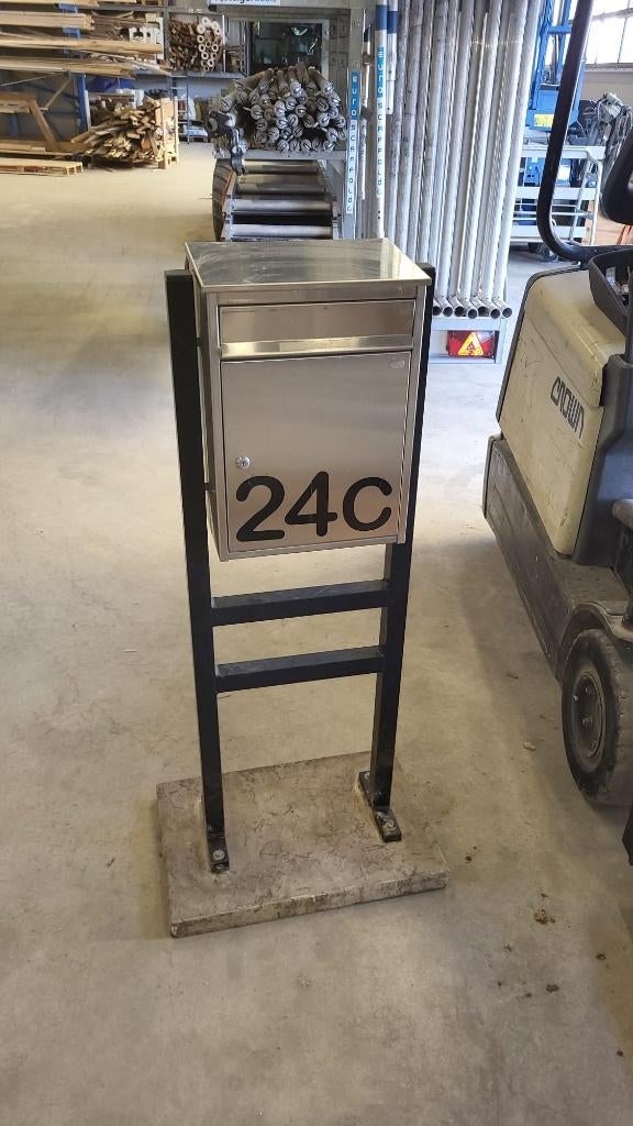 Brievenbus, Ophalen of Verzenden, Zo goed als nieuw, Rvs, Staande brievenbus