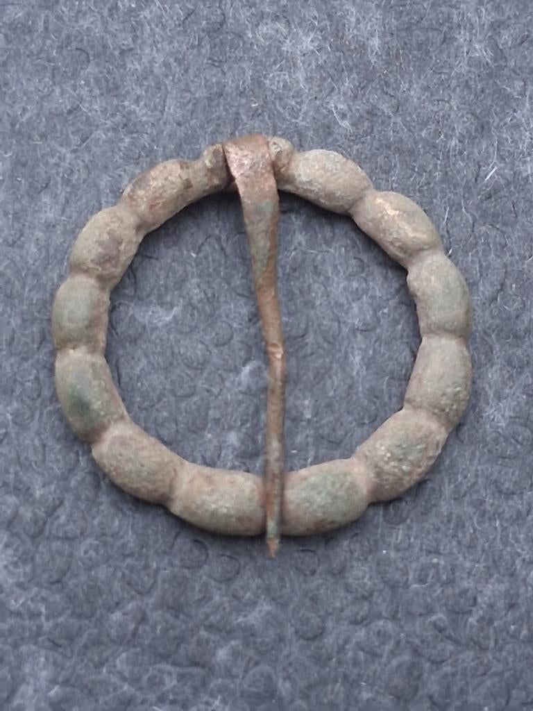 Bodemvondst Middeleeuwse riemgesp / broche, Ophalen of Verzenden