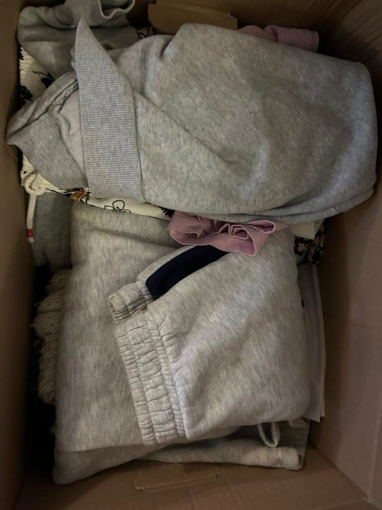 Doos  en 3 tassen meisjeskleding 134/140, Kinderen en Baby's, Kinderkleding | Maat 134, Ophalen, Overige typen, Meisje, Zo goed als nieuw