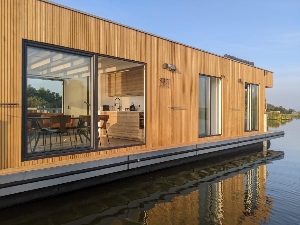 Brandnew Houseboat Amsterdam met ligplaats 10 jaar afgekocht