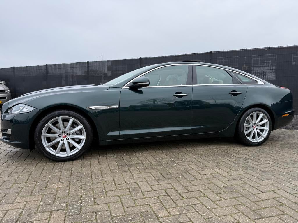 Jaguar XJ 2.0 premium luxury AUT 2017 British Racing Green, Auto's, Automaat, Achterwielaandrijving, 4 cilinders, Particulier