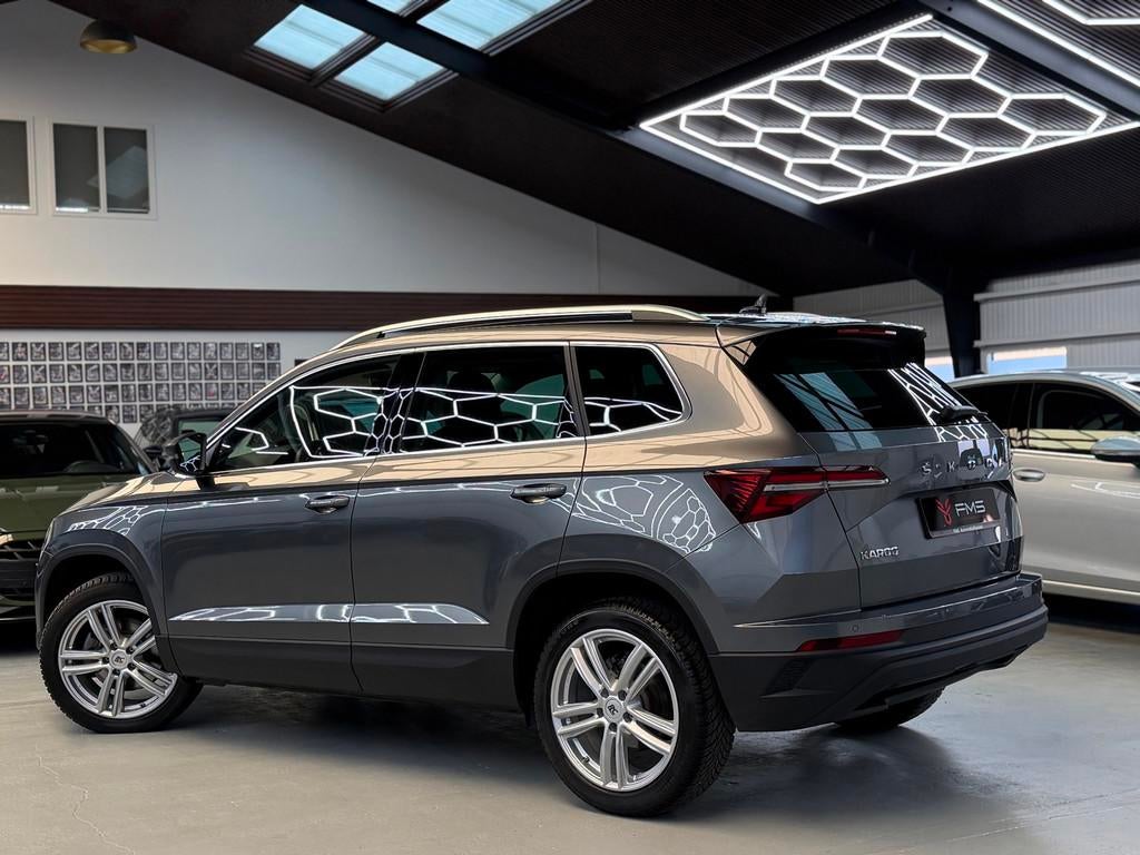 Skoda Karoq 1.5 TSI Edition Plus CarPlay Trekhaak, Stof, Zwart, 4 cilinders, Karoq