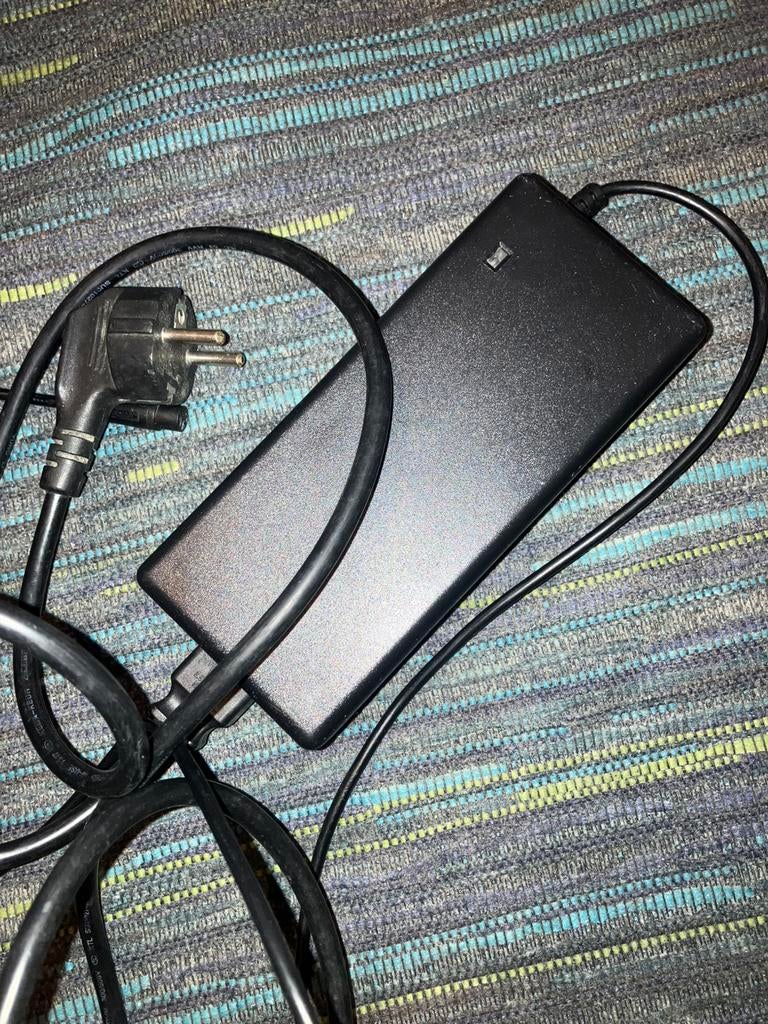 42v 3 pin oplader, Ophalen of Verzenden, Zo goed als nieuw