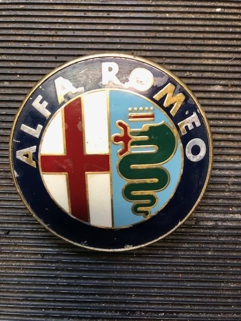 Alfa Romeo metalen embleem . doorsnede is 7,5 cm . prijs 10, Ophalen of Verzenden, Gebruikt, Auto's