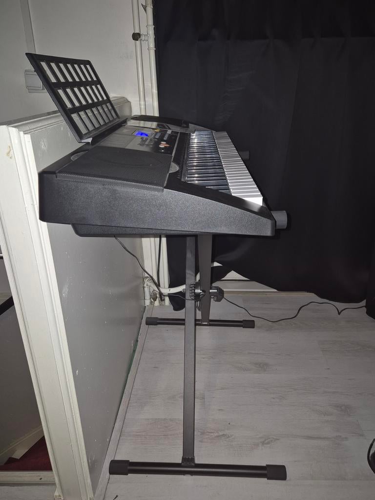 Keyboard 61 toetsen Max Music KB3 + standaard en bladmuziek, Muziek en Instrumenten, Keyboards, 61 toetsen, Midi-aansluiting, Zo goed als nieuw