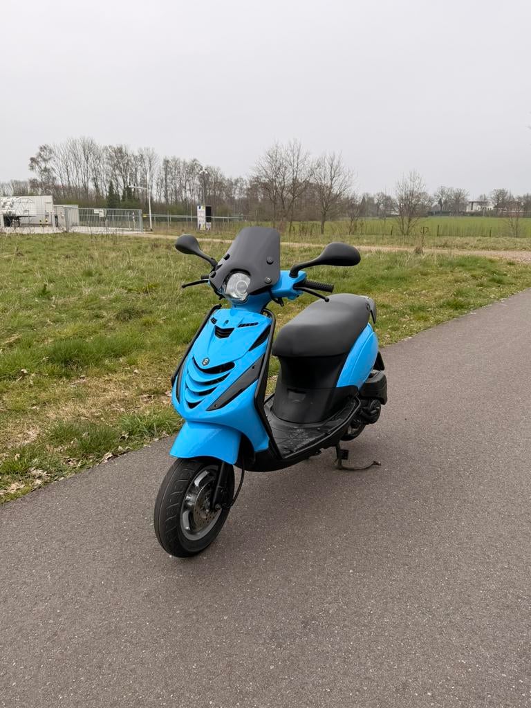 Exclusieve piaggio zip 4 takt, Fietsen en Brommers, Ophalen, Maximaal 45 km/u, Zip, Zo goed als nieuw
