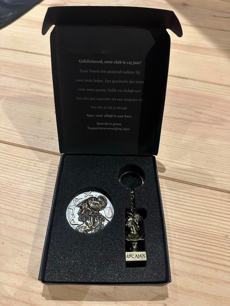 Ajax 125 jaar jubileum munt en sleutelhanger in doosje, Ophalen, Nieuw, Ajax, Overige typen