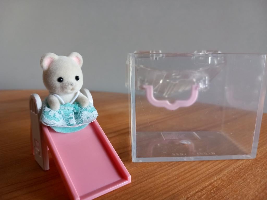 Sylvanian families zittend ijsbeertje/glijbaan/roze, Ophalen of Verzenden, Gebruikt, Poppenhuis
