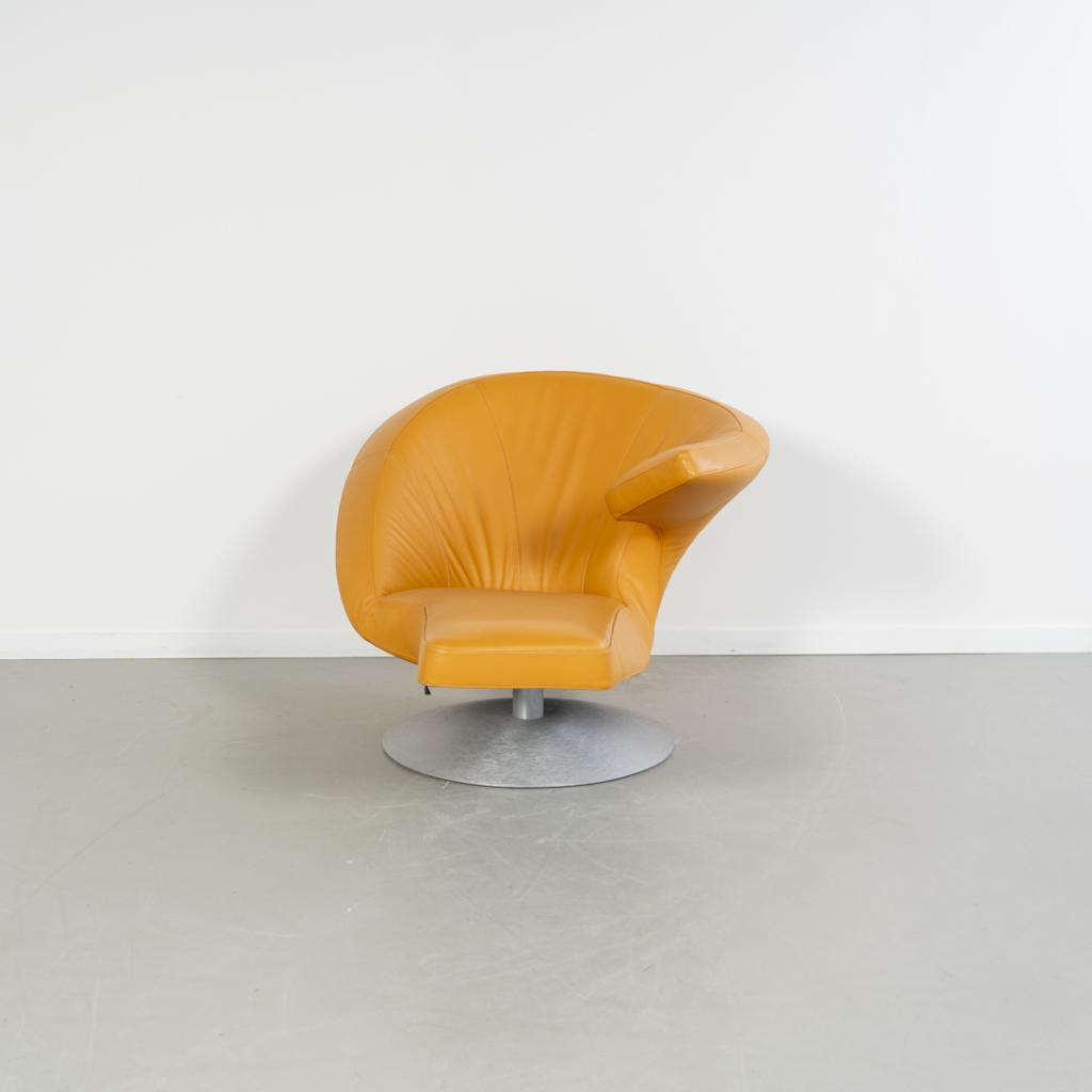 1x Leolux Parabolica Fauteuil Rechts Okergeel Leer - Alu, Huis en Inrichting, Fauteuils, Niet ingevuld, 125 tot 150 cm, Niet ingevuld