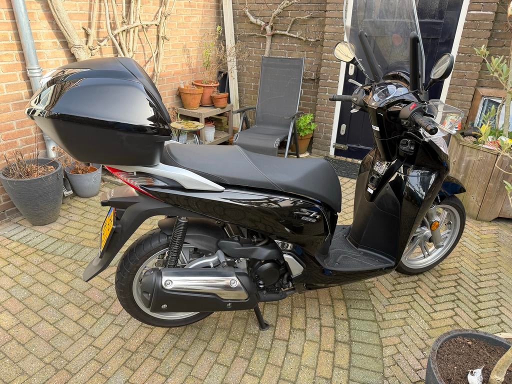 Honda SH 300i /ABS met topkoffer - nieuwstaat!7000 km!