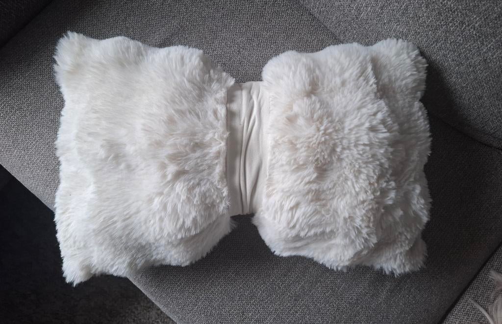 Wit kunst bont kussen in de vorm van een strik, Ophalen of Verzenden, Zo goed als nieuw, Wit, Rechthoekig