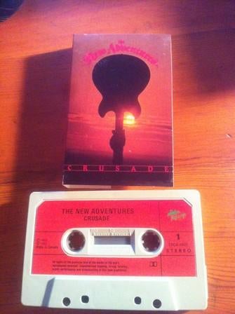 GEZOCHT - Muziek Cassette Crusade van de New Adventures., Cd's en Dvd's, Cassettebandjes, Ophalen of Verzenden, Zo goed als nieuw