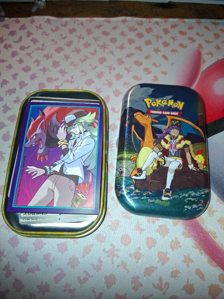 Pokemon mini tin gevuld met kaarten, Ophalen of Verzenden, Zo goed als nieuw, Meerdere kaarten