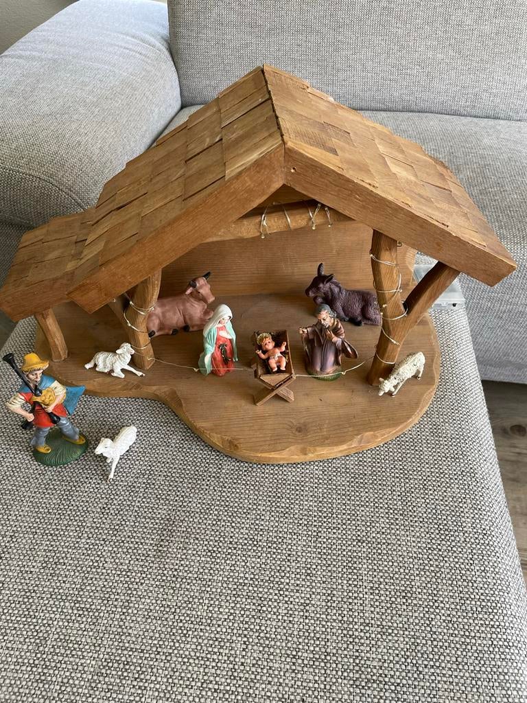Houten kerststal met figuren, Diversen, Kerst, Ophalen of Verzenden, Zo goed als nieuw