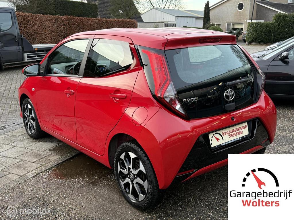 Toyota Aygo 1.0 VVT-i x-play CAMERA CARPLAY LED NW APK, Stof, Gebruikt, Zwart, Met garantie (alle)