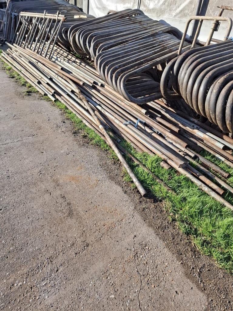 Paddestoel of R boxscheidingen voor ligboxstal., Stalling