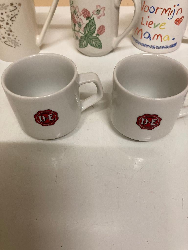 2 D.E, kopjes, bekers tbv MAMA, KERST, en fruit decoratie, Nieuw, Ophalen of Verzenden, Overige stijlen, Kop(pen) en/of Schotel(s)