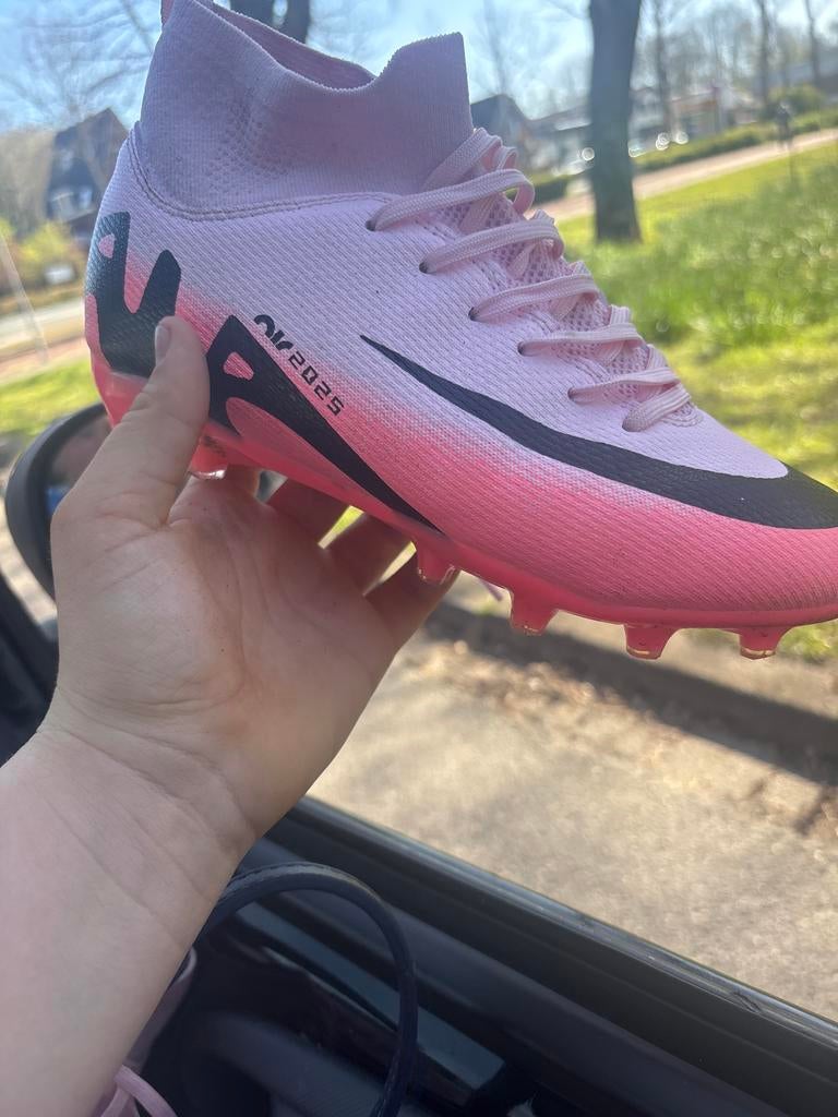 Roze Nike voetbalschoenen, Maat XS of kleiner, Ophalen of Verzenden, Gebruikt, Schoenen