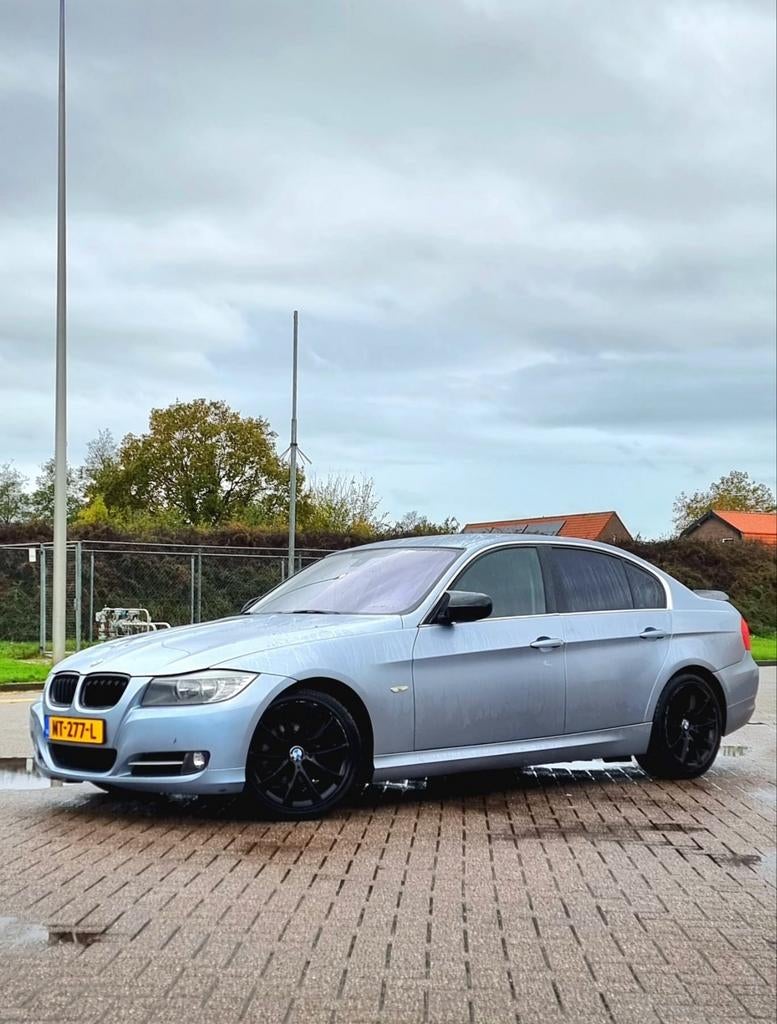 BMW E90 320I EDITION LIFESTYLE, Euro 5, Achterwielaandrijving, 1995 cc, Zwart