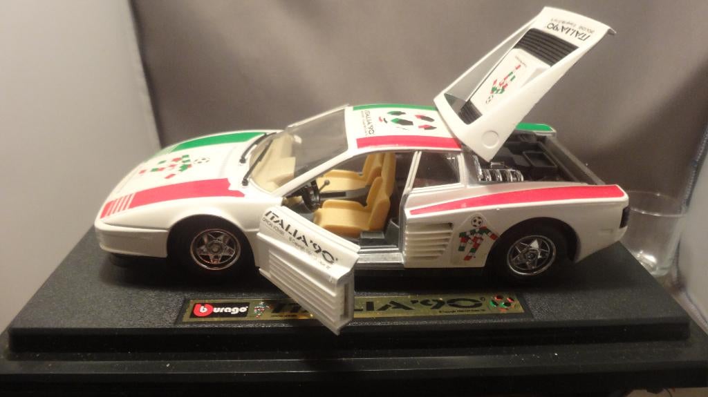 Burago Ferrari TestaRossa 1984 WK 1990 Voetbal 1:24 zeldzaam, Hobby en Vrije tijd, Modelauto's | 1:24, Nieuw, Bburago, Ophalen of Verzenden