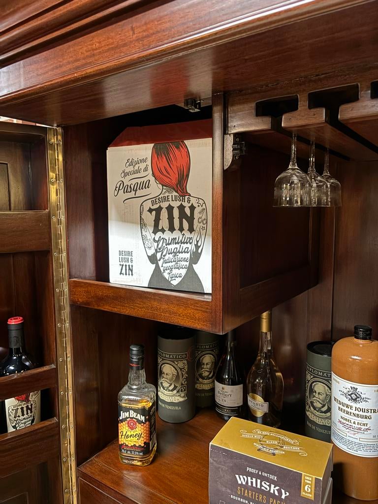 Luxe Barkast Drankenkast met Kluisdeuren en Wijnrek, Ophalen, Info@chesterfieldjunkie.nl, Zo goed als nieuw, Chesterfield
