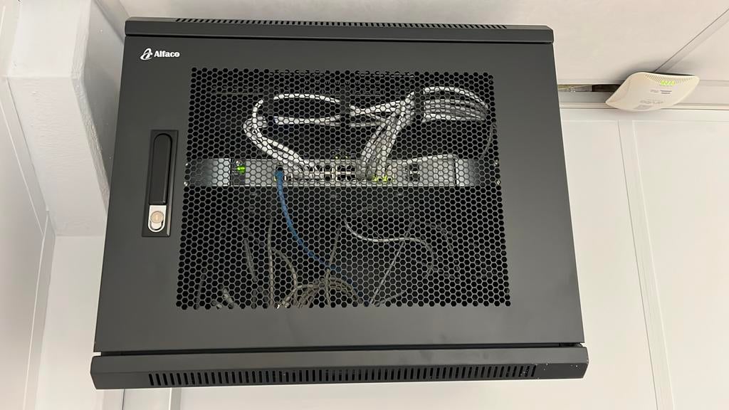 Patchkast, Computers en Software, Computerbehuizingen, Ophalen, Zo goed als nieuw