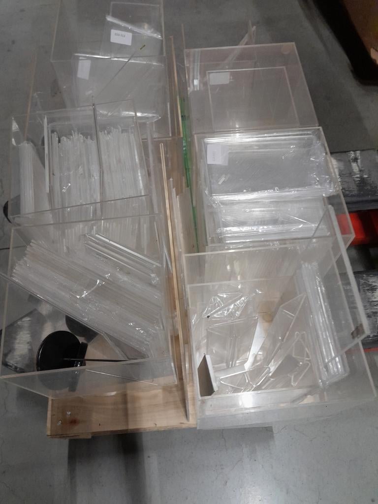 Partij plexiglas plaatjes en bakjes, Ophalen of Verzenden, Minder dan 40 cm, Doos, Minder dan 35 cm