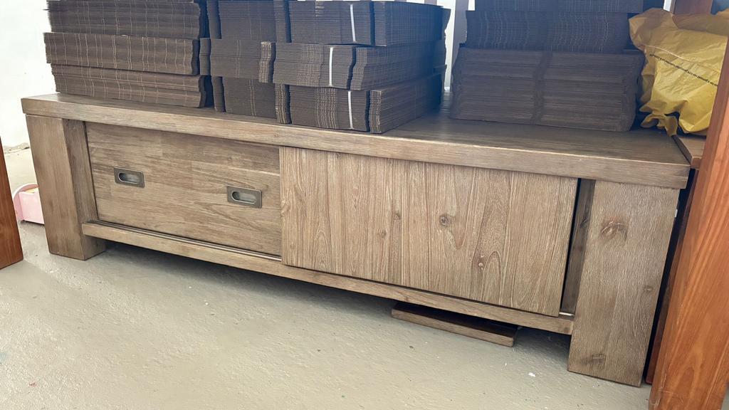 Robuuste salontafel 140x70x40cm - Hout met schuifdeuren, Huis en Inrichting, Tafels | Salontafels, Ophalen, Gebruikt, 100 tot 150 cm