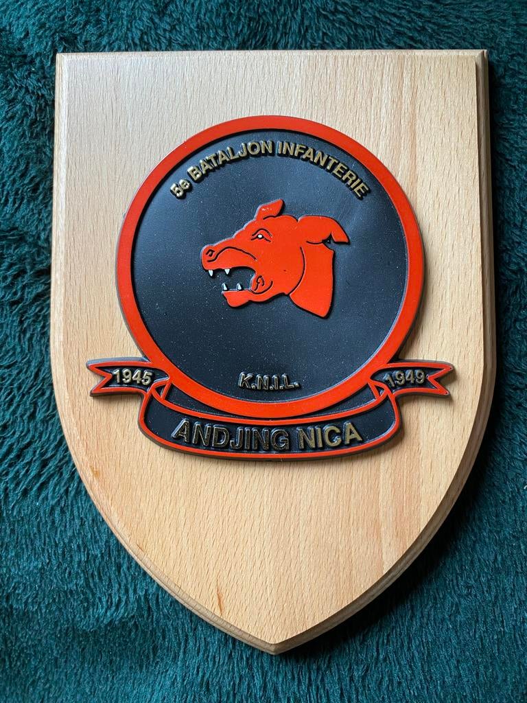 Wandschild KNIL 5e Bataljon Infanterie Andjing Nica 1945-194, Verzamelen, Militaria | Algemeen, Ophalen of Verzenden, Landmacht