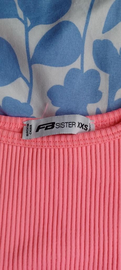Roze geribbelde crop top van FB Sister, maat XXS, Kleding | Dames, Tops, Ophalen of Verzenden, Zo goed als nieuw, Roze, Zonder mouw