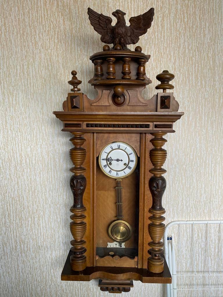 Set van Zaanse en Duitse wandklokken, Ophalen