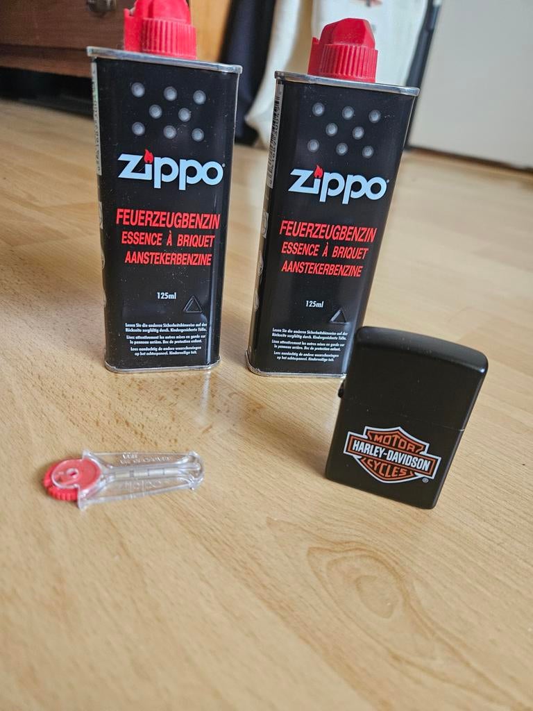ZIPPO Harley-Davidson met vulmiddel en vuursteentjes, Ophalen of Verzenden, Gebruikt, Aansteker