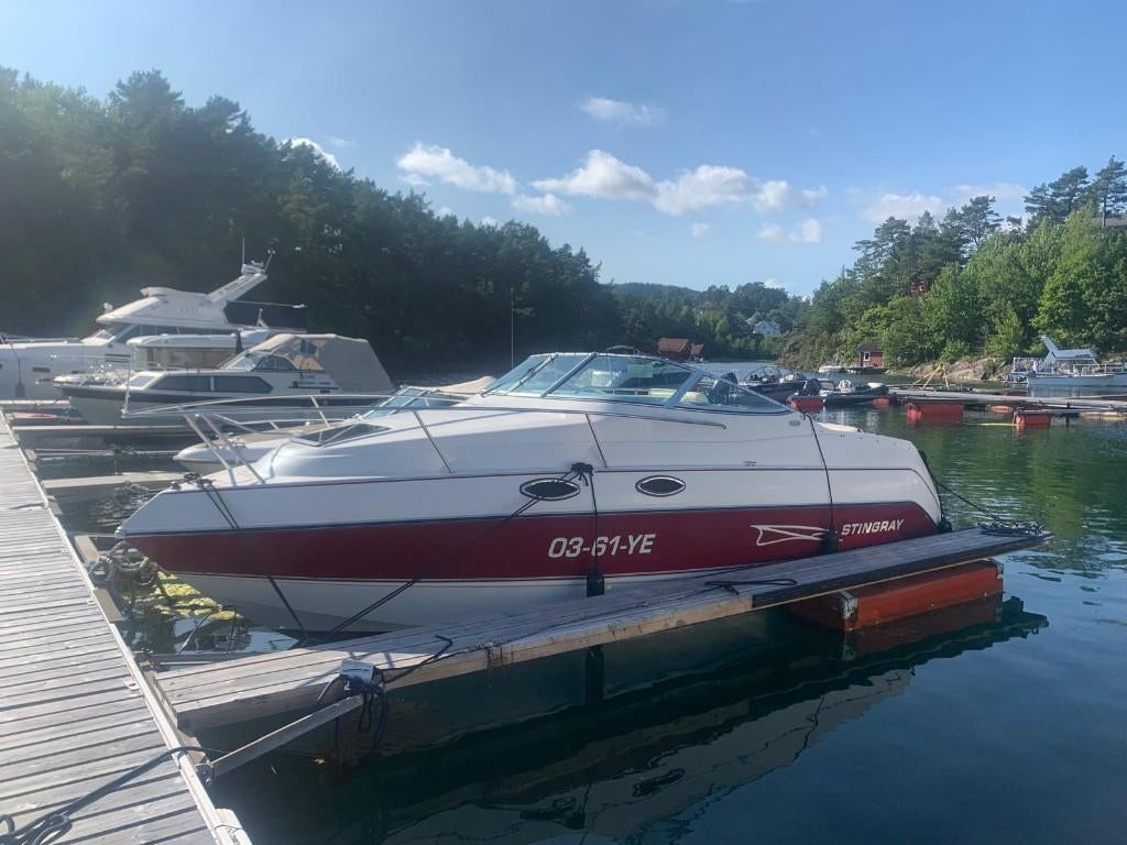 Stingray 240 CS (7.20m) + trailer 3500kg | Topstaat, Watersport en Boten, Ophalen, Zo goed als nieuw, 50 pk of meer, Binnenboordmotor