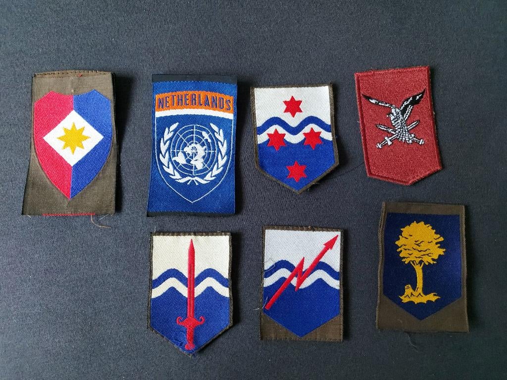 Lot mouwenblemen, Ophalen of Verzenden, Landmacht, Nederland, Hulzen of Bodemvondsten