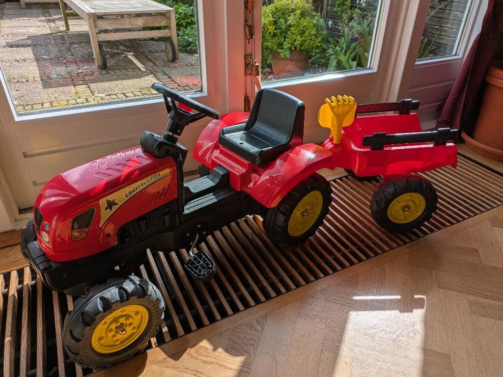 Rode tractor met aanhangwagen, schepje en harkje, Ophalen, Zo goed als nieuw