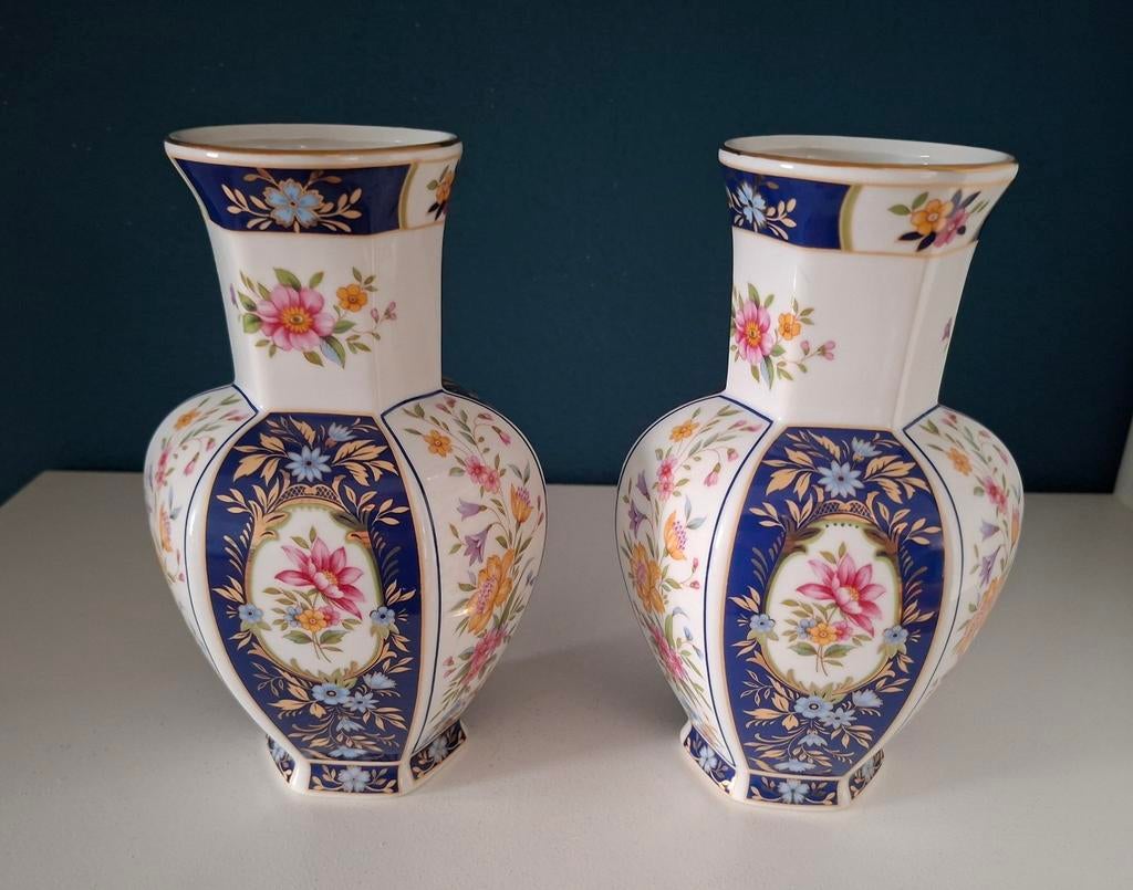 Twee Japanse Imari vaasjes met bloemen, Antiek en Kunst, Antiek | Vazen, Ophalen of Verzenden