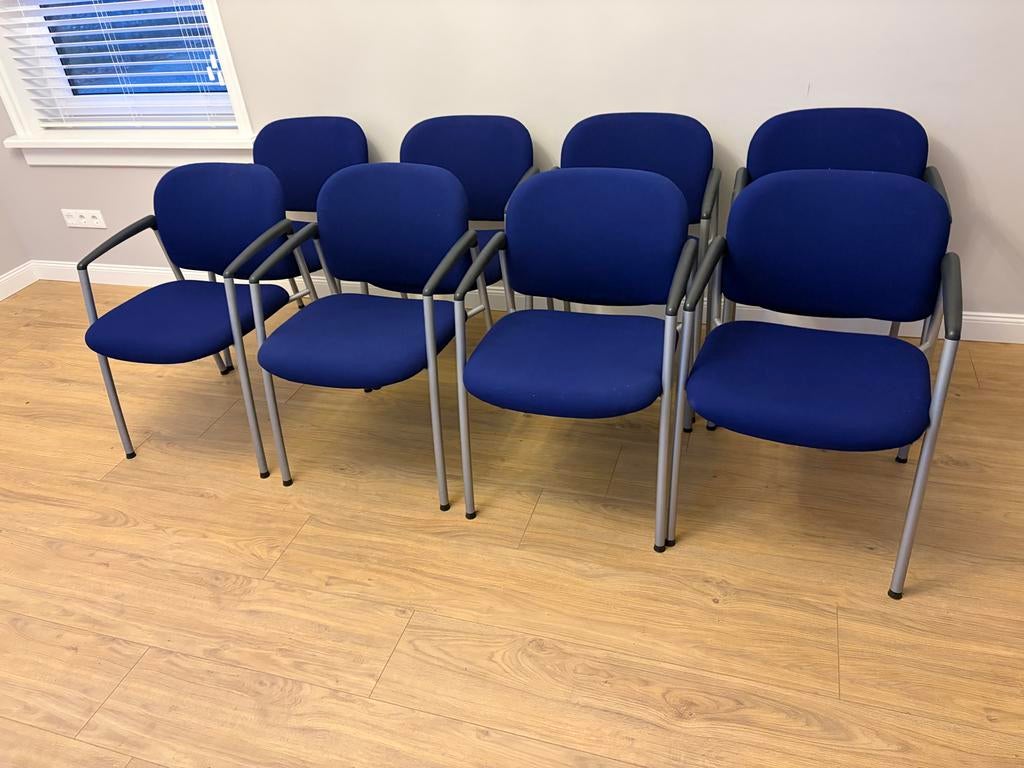 8 Arend 320 blauwe vergaderstoelen met armleuningen, Gebruikt, Blauw, Ophalen of Verzenden, Metaal