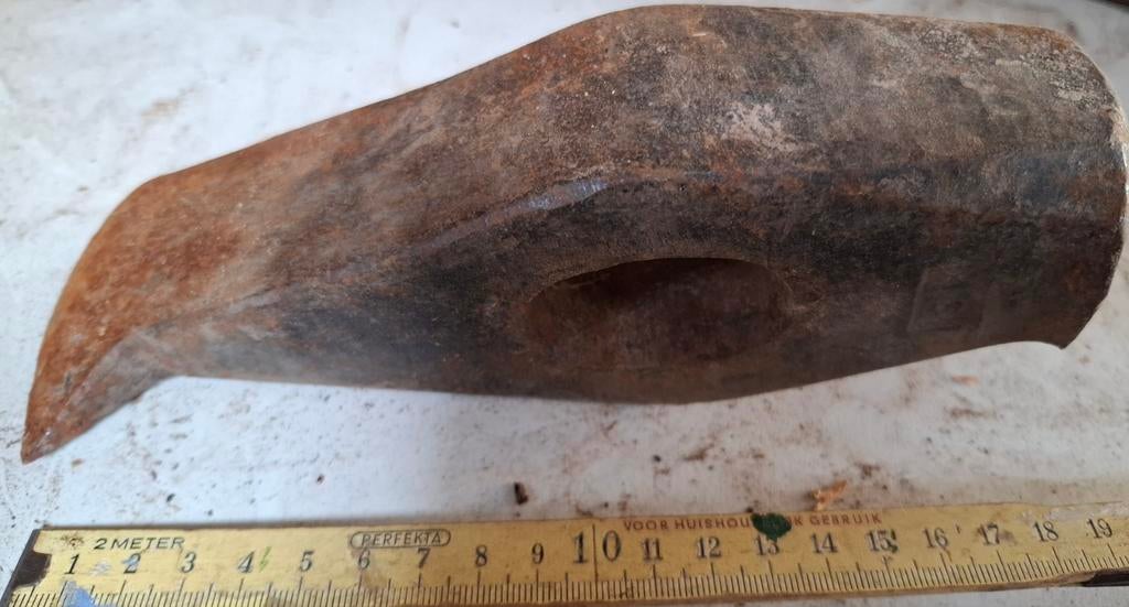 Oude roestige bijlkop / kloofbijl, Ophalen
