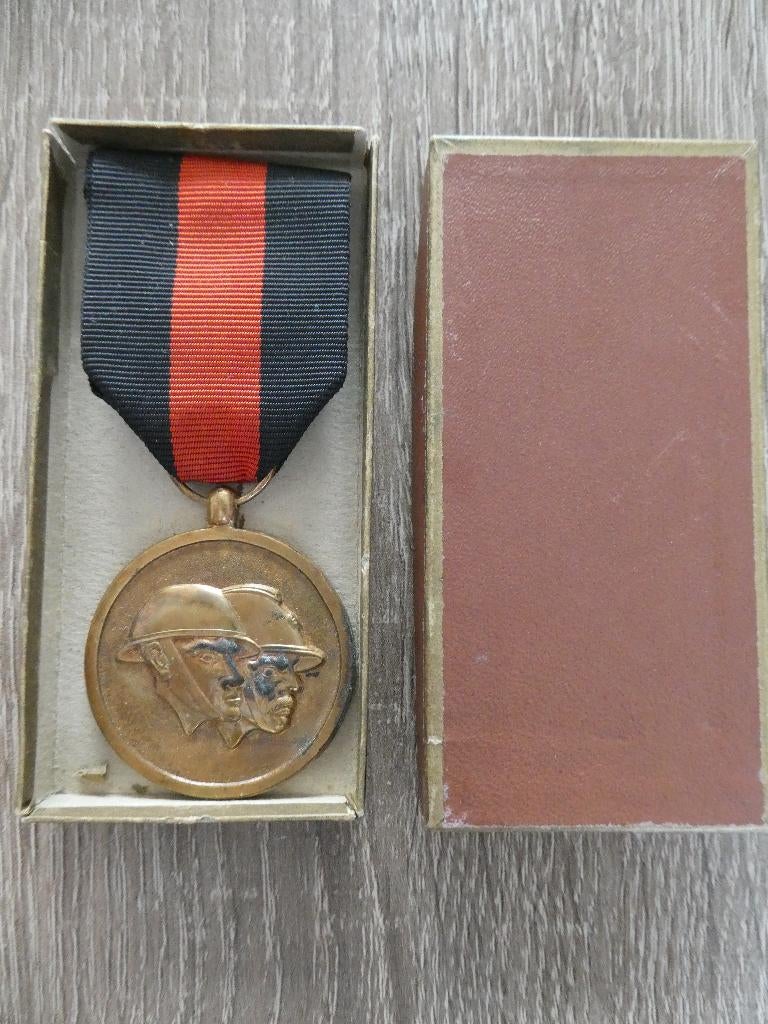 Belgische Medaille in doosje., Verzamelen, Ophalen of Verzenden, Landmacht, Overige gebieden, Lintje, Medaille of Wings