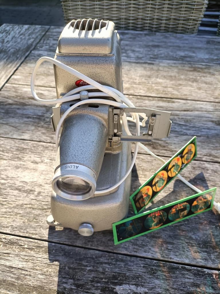 Vintage aldis diaprojector en antieke toverlantaarn plaatjes, Ophalen, Voor 1940