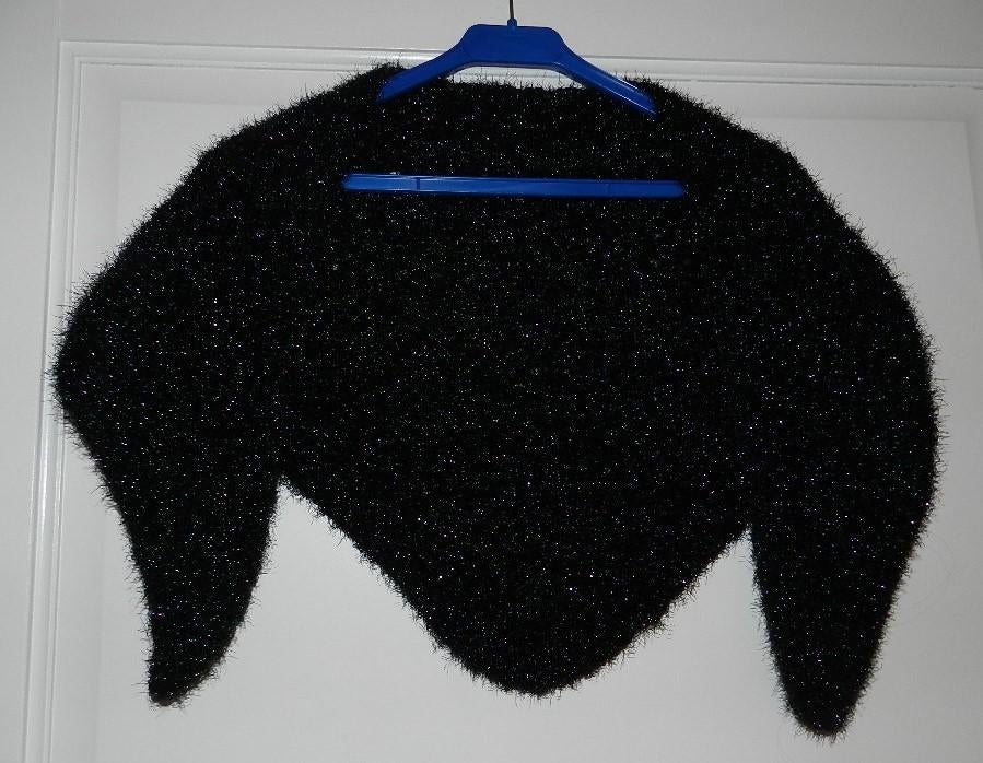 Feestelijk zwart handgehaakt sjaaltje met zilverdraad. Nieuw, Verzenden, Nieuw, Maat 38/40 (M), Sjaal