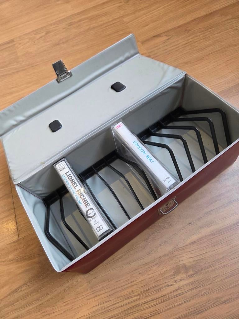 Cassettebandjes koffer voor 12 bandjes, Cd's en Dvd's, Cassettebandjes, Ophalen of Verzenden, Zo goed als nieuw, Overige genres