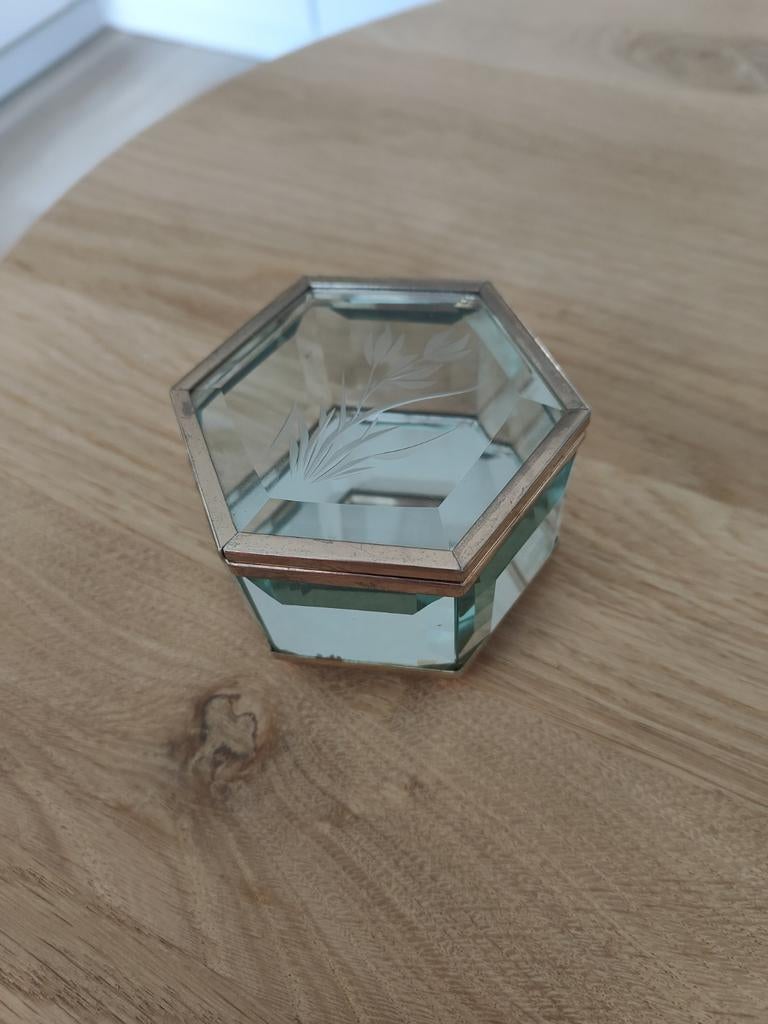 Mooi glas geslepen sieraden doosje met bloemetje zgan, Huis en Inrichting, Ophalen of Verzenden, Zo goed als nieuw, Glas of Kopje