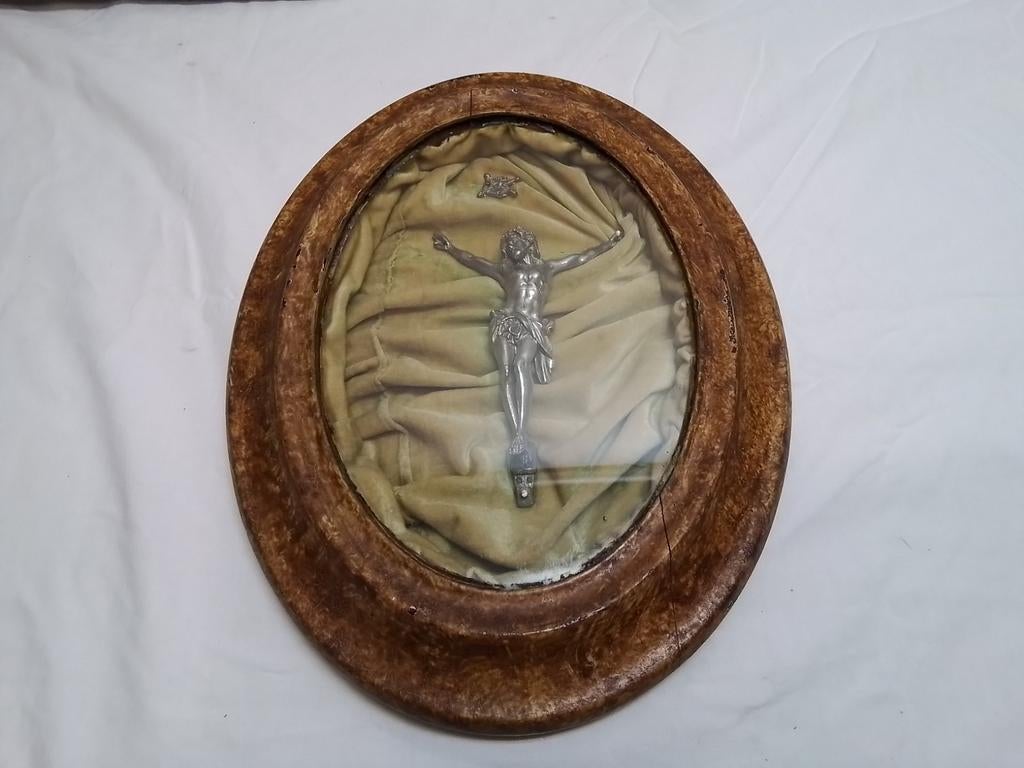 Antiek schilderij Jezus aan het kruis in bol glas, Ophalen of Verzenden