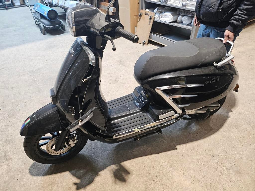 Elektrische scooter - Accu is defect. En een beetje schade, Ophalen of Verzenden, Gebruikt