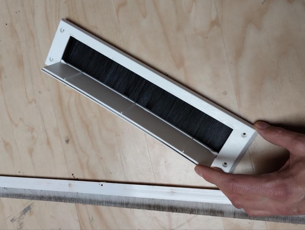 brievenbusklep met borstel en tochtstrip deur, Ophalen of Verzenden, Zo goed als nieuw, Kunststof, Brievenbusklep