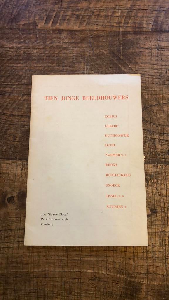 Tien jonge beeldhouders, Ophalen of Verzenden, Zo goed als nieuw