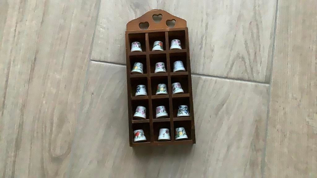 Mooi houten huisje met 15 porseleinen vingerhoedjes, Ophalen of Verzenden, Zo goed als nieuw