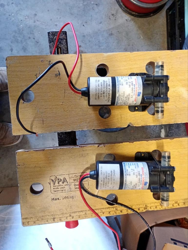 Een Shurflo doorloop pomp, Ophalen, Gebruikt, Motor en Techniek